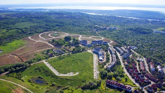 Na obszarze ośmiu hektarów na Wzgórzach Warszewskich z widokiem na dorzecza Odry i rozlewiska Jeziora Dąbie powstaje harmonijnie zorganizowane osiedle domów jednorodzinnych.  