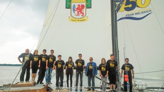Jacht Nowe Warpno Sharki bierze udział w  Tall Ships Races 2013. Jego załogę tworzy m. in. młodzież z Nowego Warpna. 