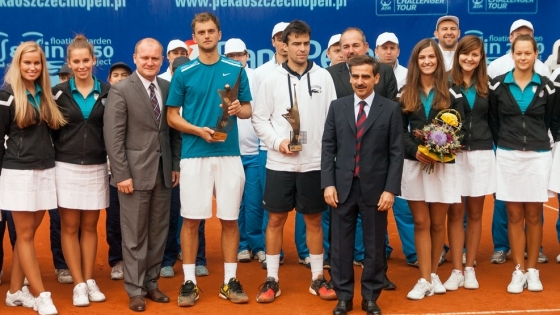 Luigi Lovaglio, prezes Banku Pekao (w ciemnym garniturze) z finalistami ubiegłorocznej edycji turnieju /fot.: mab / 