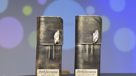 The Pearls Business statuettes in the shape of cuffs with cuff links with real pearls in irregular shape /fot.: mab / 