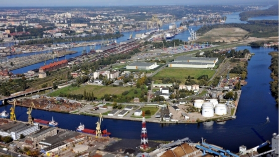 Port Morski w Szczecinie wraz z planowanym centrum logistycznym Waimea Logistic Park (magazyny w centrum zdjęcia) /fot.: mat. prasowe / 