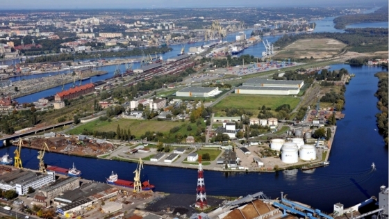 Seaport in Szczecin and the planned Waimea Logistic Park (centre: warehouses) /fot.: archive / 