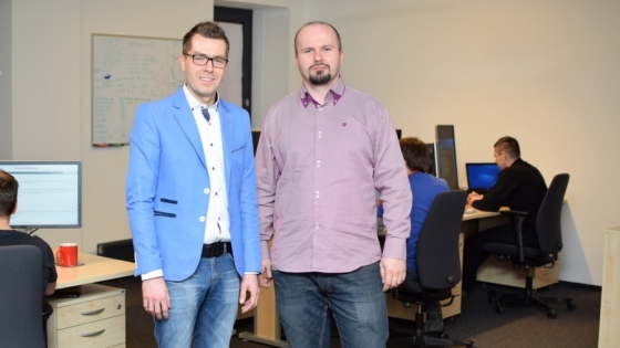 Seweryn Krajewski, współzałożyciel i wiceprezes REC Global i Daniel Jabłoński, szef szczecińskiego oddziału firmy w biurze przy al. Piastów. /fot.: mab / 