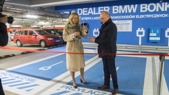 Angelika Sawicka, dyrektor zarządzająca BMW Bońkowscy i Norbert Fijałkowski, dyrektor Galerii Kaskada podczas otwarcia stacji  /fot.: Mat. prasowe / 
