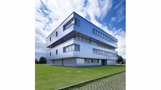 STIC oferuje w swojej siedzibie w Strausbergu
nowoczesne lokale użytkowe na wynajem. Do dyspozycji
są powierzchnie biurowe od 15 do 250 metrów kw., sale
seminaryjne, sala konferencyjna wyposażona
w technologię audio i wideo 