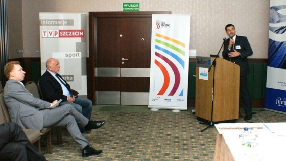 Przemysław Wojnarowski (siedzi po lewej) podczas konferencji  /fot.: archiwum / 